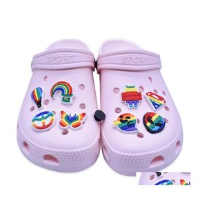 Pièces de chaussures Accessoires Party Favor Rainbow Cartoon Character Pvc Rubber Charms Holeshoe Clog Fit Wristband Croc Buttons Chaussures Deco Dhsjg