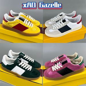 xAD Gazelle Sneaker Designer Canvas Casual Shoes Men Women Luxury Sneakers White Suede Black Leather Yellow Bordeaux Brown Green Velvet Red Trainer Mens Trainers