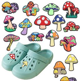 Pièces de chaussures Accessoires Vente en gros 100pcs PVC Colorf Champignon Belles sandales Boucle Décorations pour Adt Sac à dos Charms Bouton Clog Dr Dhfad