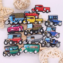 Peças de sapato acessórios atacado 100pcs pvc vintage carros caminhão legal homem sandálias fivela decorações para meninos pulseira encantos butto dhyw6