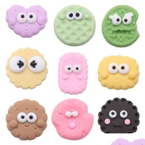 Pièces de chaussures Accessoires Vente en gros 100pcs PVC Cartoon Food Colorf Coeur Emotion Biscuit Charms Homme Femme Boucle Décorations pour Bracel Dhi3L