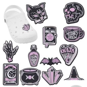 Accesorios de piezas de zapatos Venta al por mayor 100 unids PVC Libro de hechizos Skl Cat Witches Brew Bat Poison Moon Diamond Sandalias Hebilla Decoraciones para HHHW6