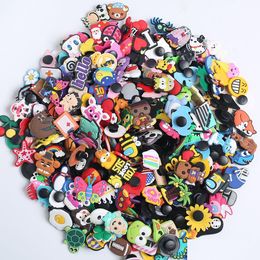 Shoe Parts Accessories Vente en gros 30-50-100 pièces de dessins animés mixtes, différentes chaussures, breloques adaptées aux sabots/bracelets pour enfants, fête B Dhosl