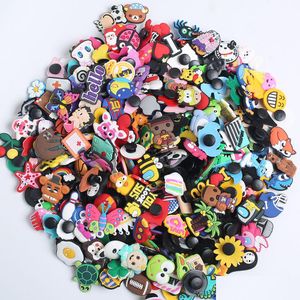 Accessoires voor schoenonderdelen Groothandel 30-50-100 stuks Gemengde cartoon Willekeurige verschillende schoenen Charms Fit Klompschoenen / polsbandjes Kinderen Party B Dhosl