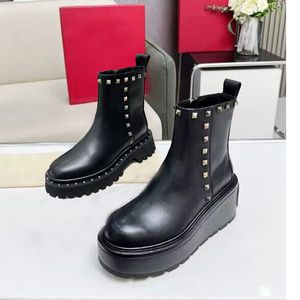 Chaussures 100% bottes Designer Short Cowhe Shoe ceinture Boucle Metal Femmes Femmes Chaussures Talons épais Le cuir à talons hauts Rivet Rivet Lady Plateforme Zipper Boot Boot 35-40-41 67720