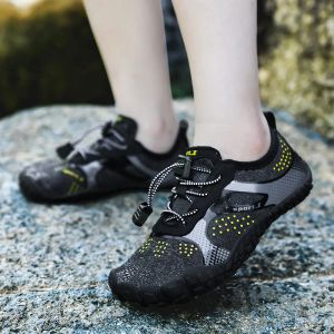 Chaussures 2021 Nouvelles chaussures d'eau aux enfants nus.