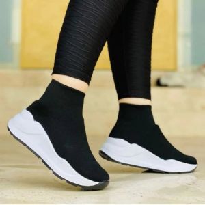 Schoenen 2022 Nieuw ademende platform Slip op Soft Boots Ladies Casual hardloopschoenen Gebreide sokschoenen plus size dames gaef sneakers