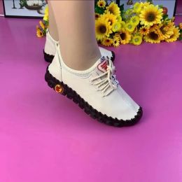 Chaussures 2022 Spring Femmes Chaussures plates en cuir souple Locs féminins Lacet Up Comfort Woman's Casual Chores non glisse Oxford Sole Mom Locs