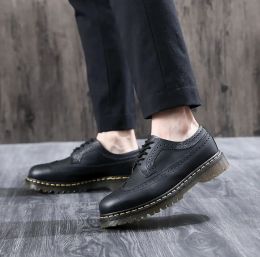 Chaussures 2023 Cuir vintage plus grande taille hommes chaussures décontractées topluxury derme qualité hommes chaussures en cuir chaussures de rétrophusse brogue chaussures homme homme
