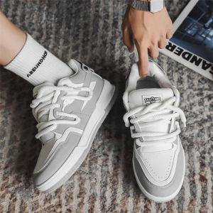 Chaussures 2023 Nouveau printemps automne classique Daily Dress Street Style Teenagers Flat Sneakers Men's Black White Casual Chaussures Fashio Luxury