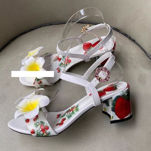 Schoenen 2024 Dress Patent Ladies Echte vrouwen Sandalen 6 cm Chicly High Heel Peep-Toe trouwfeest Print Buckle Strap Diamond Bohemia 3D Flower Strawberry Siz 555