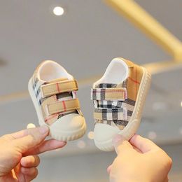 Chaussures Baby First Walkers Kid Designer Infant Toddler Girls Boy Mash Mesh Soft Bottom Anti-Slip Footwear Footwear Holiday