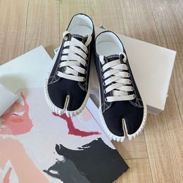 Chaussures Black Fragrant Wind Split Toe Biscuit 2023 Spring and Automne Nouveau Lacet Up Flat Bottom Casual Toivvas Femme Pig Fects