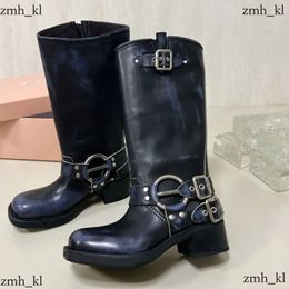 Chaussures bottes harnais ceinture bouclée vache de vache motard en cuir genou chunky talon zip knight carré toe toe choottes bottines femmes de concepteur de luxe usine 177