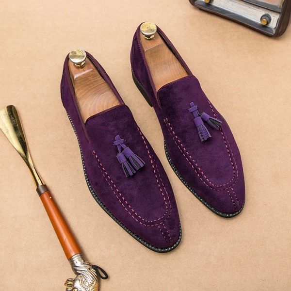 Zapatos diseño de marca hombres de gamuza zapatos de cuero mocasins de borla púrpura mocasines para hombres puntiagudos vintage slipon hombres casuales vestidos de vestir social