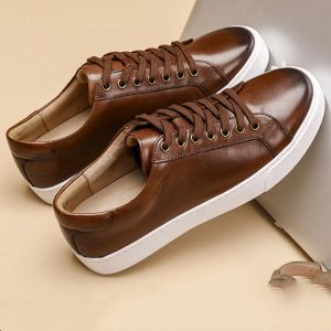 Chaussures en cuir britannique Tenture de fond épaisse Version coréenne Contrôle de la couche décontractée Cow Hide Papage à la main Sneakers en cuir des hommes Chaussures blanches Men