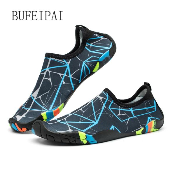 Chaussures bufeipai aqua chaussettes d'eau à eau barefoot chaussettes de yoga Quickdry Surf de nage de nage pour femmes hommes