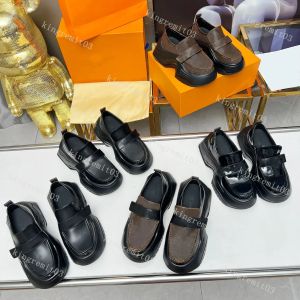 Chaussures décontractées en cuir en cuir archlight plate-forme de plate-forme noire de mocassins brillants sneakés grossiers pointus en bas épais avec boîte 91321