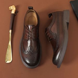 Chaussures bon marché authentique cuir masculin robe chaussures 2023 été nouveau style classique orteil rond brun noir brogues mariage chaussures sociales homme homme