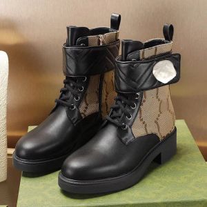 Chaussures Designer Leather Martin Fashion Spring and Automne Boots Femme's Both Round Toe Metal Decoration Tempérament Style britannique Bottes courtes