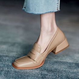 Chaussures pour la femme 2024 Talons bas de chaussures d'été pour femmes élégantes Lanquers noirs en cuir normal Casual Square Toe avec rabais chic