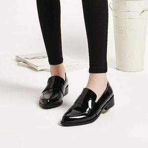 Chaussures pour femmes 2024 Toeaux pointés dames chaussures d'été basses talons bas élégant mocassins noirs formels de style coréen