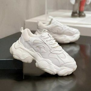 Zapatos coreanos blancos que realzan la red roja versátiles deportes casuales espectáculo único delgado ins súper caliente zapatos de papá mujeres