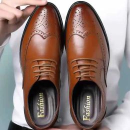 Schoenen groot formaat lederen schoen mannen massieve kleur gesneden casual zakelijke mocassins Britse stijl puntige feestschoenen chaussures en cuir