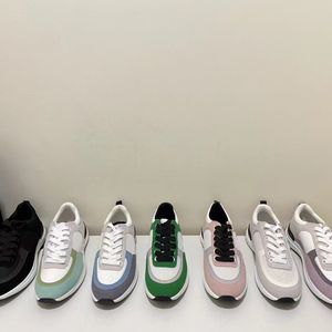 Chaussures Dernières baskets de créateurs en daim hommes décontractés Femmes tricot Calfskin Plateforme de chaussures Sneaker Sneaker en cuir Mesh Trainers avec boîte