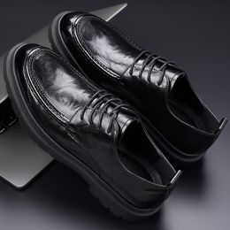 Chaussures en cuir 2023 Été Nouveau homme en cuir respirant entièrement par match à semelle épaisse, usure formelle haut de gamme chaussures décontractées