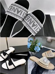 Schoenen luxe ontwerper platschoenen merk schoenen water diamant boog bovenste ontwerp modemerk dames sandalen anti slip en sexy strand flip-flops 2c kanaal designer schoenen