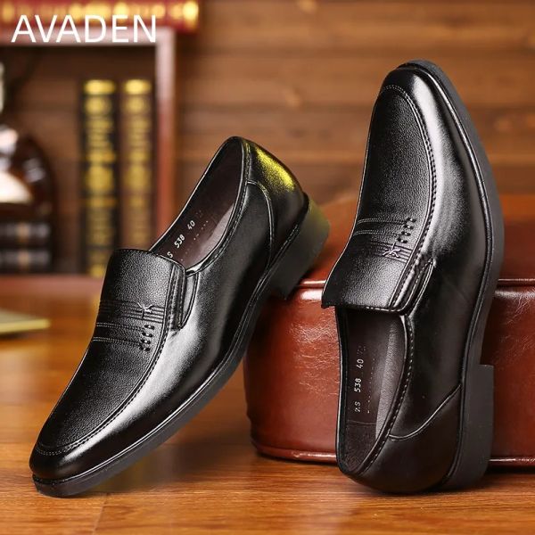 Chaussures pour hommes chaussures de robe authentique en cuir extérieur mous modes sur les affaires décontractées classiques plates respirantes chaussures de chaussures Nouveau printemps été