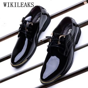 Chaussures Nouvelles affaires Men Chaussures pointues Patent Cuir noir Black Marié Robe de mariée Chaussures Men 2024 Oxford Chaussures pour hommes Chaussure Homme