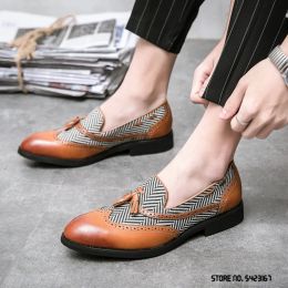 Chaussures Nouveau designer britannique couleurs mélanges de mélange patchwork chaussures de taureau à plat pour hommes habillage de mariage officiel oxford zapatos hombre