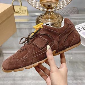 Chaussures printemps Nouvelles arrivages pour femmes baskets Round Toe High Quality Sue Cuir avec une semelle épaisse à lacer à l'extérieur de la marche en course à plat