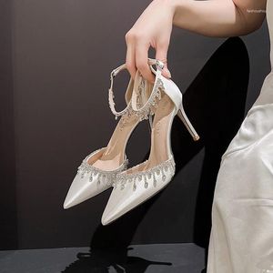 Chaussures surface sandales en satin blanc mariage une sangle de ligne à la mode talons hauts tempérament noir sexy pavillon féminin 8893 860