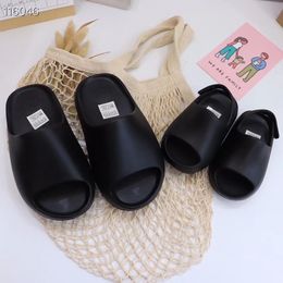 Chaussures Toddlers enfants Baby Slide mousse Runner Runner Slipper Boys Girls Designer Slippers Black Shoe Boy Sneakers Enfants Kid Fashion Gris Tainers