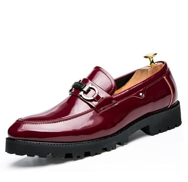 Zapatos con punta puntiaguda para hombres, brillantes de moda para clubes nocturnos y zapatos de moda para peluqueros de suela gruesa y diseñadores de hombres.G5.27