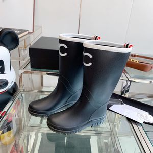 Chaussures Boots de luxe de luxe Femme Plateforme de concepteur Boot de genou Bottes longues Top Qualités Hiver imperméable Rubber sans glissement Sole épaisse noire High Rain Boot Boot
