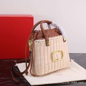 Bolso de diseño de tienda para mujer, venta al por mayor y al por menor, bolso de bambú hecho a mano para mujer, cubo de vacaciones con remaches, vid tejida, 2024