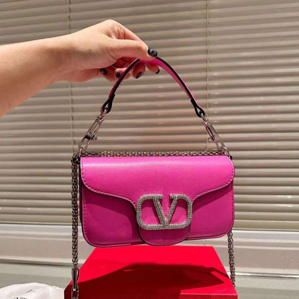 Bolso de diseño de tienda, venta al por mayor, venta al por menor, nuevo bolso pequeño con cadena, hebilla abatible para hombro para mujer, tiro callejero a la moda