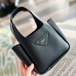 Shopper echte lederen thouten tange driehoek mini mand damesweekend s ontwerper handtas schouder emmer tas crossbody crossbody pochette hobo reiskoppelingszakken