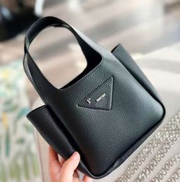 Acheteur authentique en cuir triangle mini sac de panier pour femmes week-end de luxe de luxe sac à main seau pour hommes