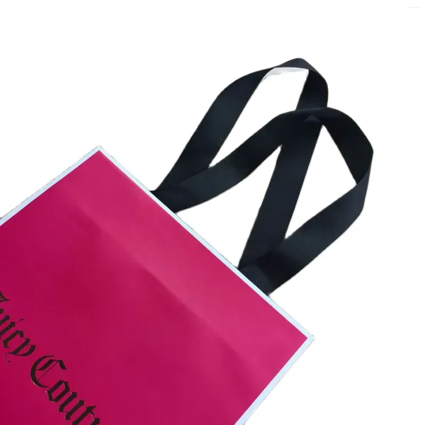 Bolsas de compras 2023 Cama Regalo negro para boda Cumpleaños Navidad Bautismo Fiesta Dulces Regalos Bolsa de embalaje Bolso pequeño Paquete de letras de papel