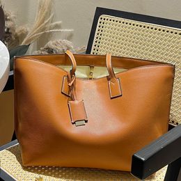 Bolsas de compras bolsas de compras de lujo para mujeres diseñador de bolsos de bolsos 10A Top Bolsas de moda Impresión de hombro clásico con colgante pequeño gran capacidad