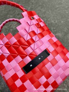 Winkelen manden netizen geweven groentemandtas super hete handgemaakte geweven tas grote capaciteit kleurrijke geweven handheld tas Q2404231