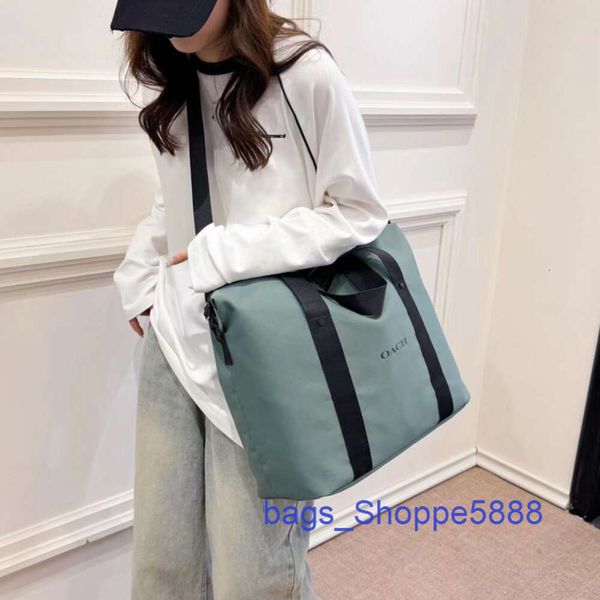 Les magasins vendent des sacs de voyage design 2024 Version coréenne de Instagram New Bag for Men and Women grande capacité épaule à bagages minimalistes Fitness Sports