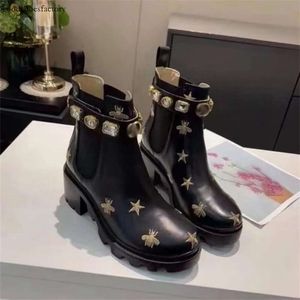 Zapatos de diseñador de cuero grueso clásico de Metal con hebilla de cinturón corto, botas de tacón alto con diamantes a la moda, novedad de 2024