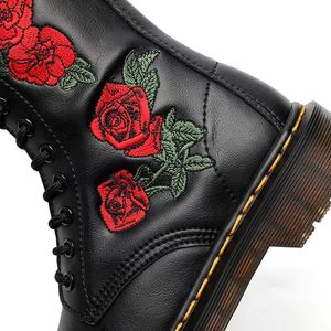 Botas cortas 100% piel de vaca Hebilla de cinturón Zapatos de mujer de metal Tacones gruesos clásicos Zapato de diseñador de cuero Tacón alto Moda Diamante Bota de dama Tamaño grande 35-44