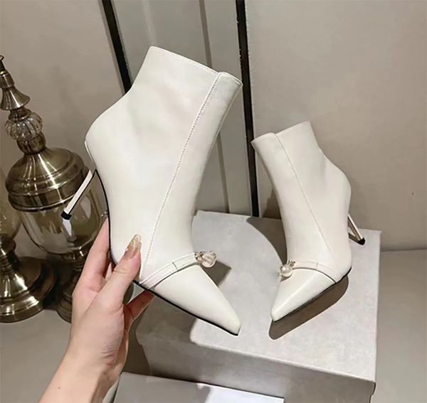 Bottes courtes pour femmes avec un bout pointu tendance et des talons fins polyvalents, conçues avec des décorations en perles pour des chaussures de mariage à la mode pour femmes confortables